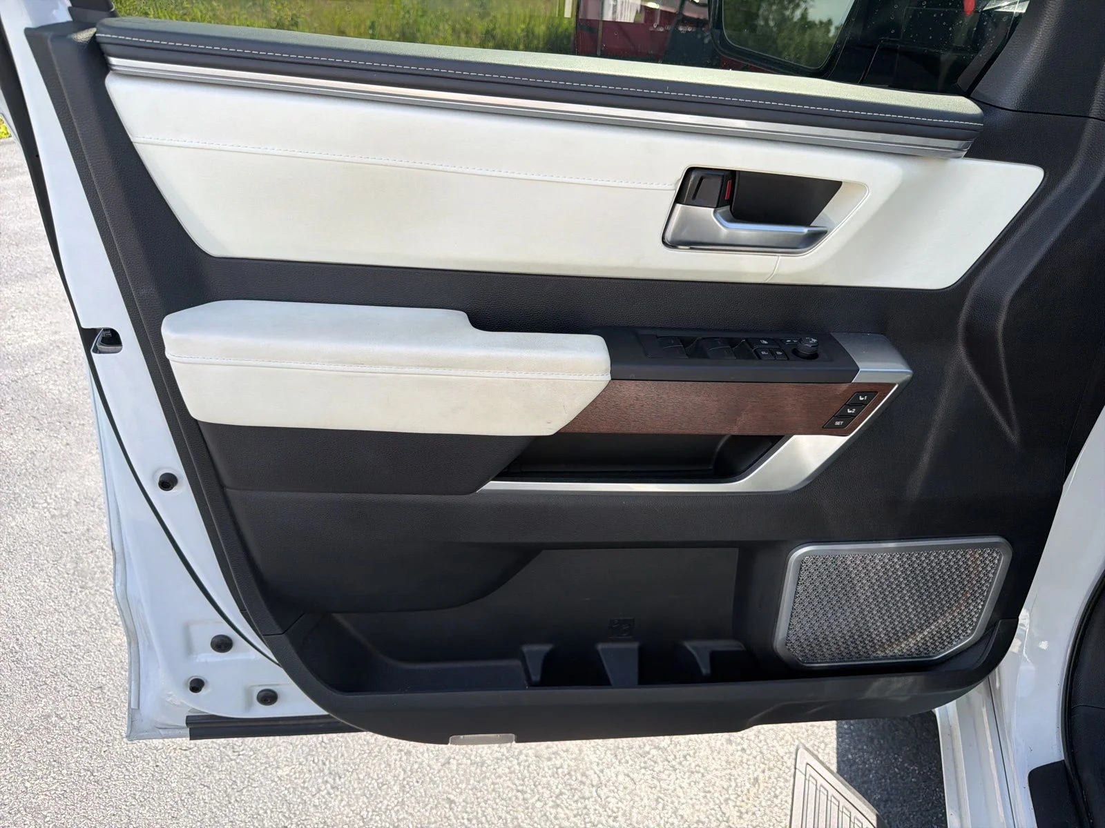 Used 2023 Pearl Toyota Capstone image 12