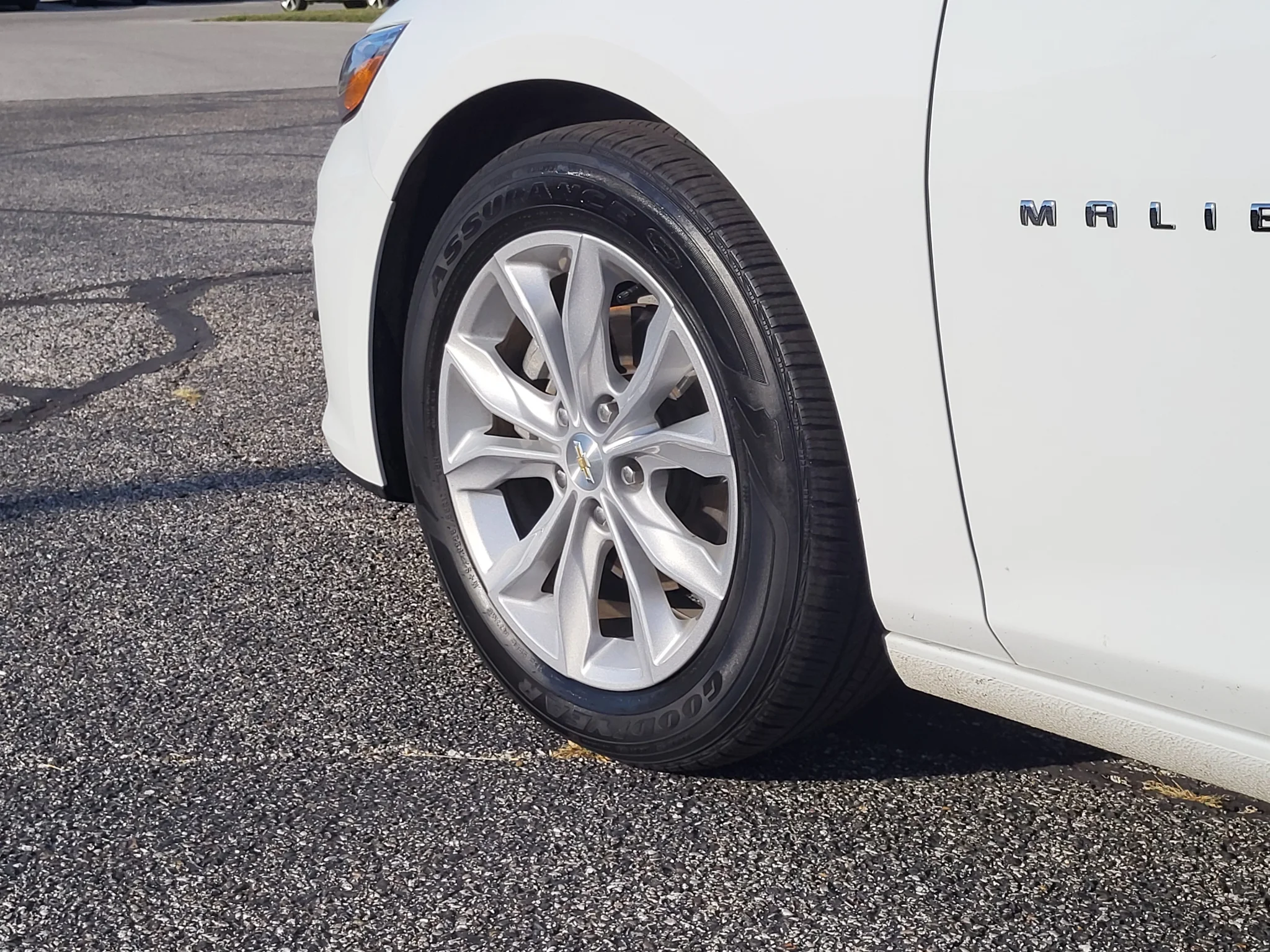 Used 2025 Summit White Chevrolet LT image 24