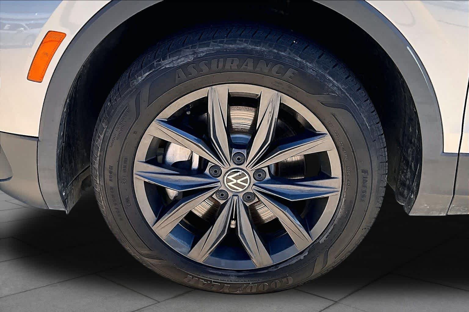 Used 2024 Pyrite Silver Metallic Volkswagen SE image 10