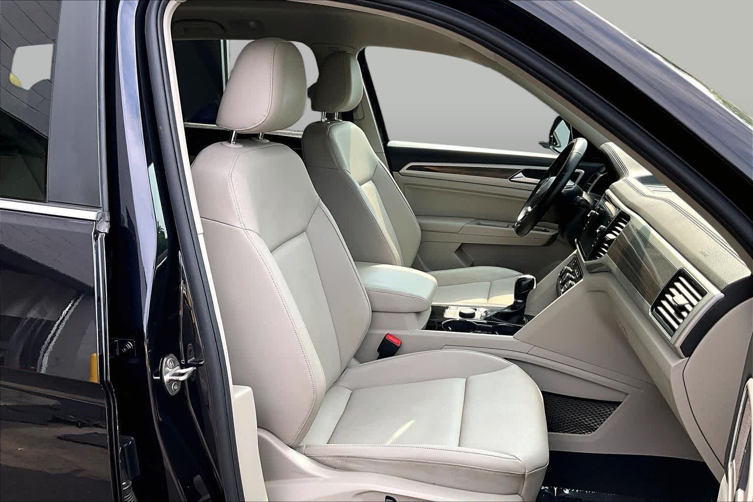Used 2019 Deep Black Pearl Volkswagen 3.6L V6 SEL image 9
