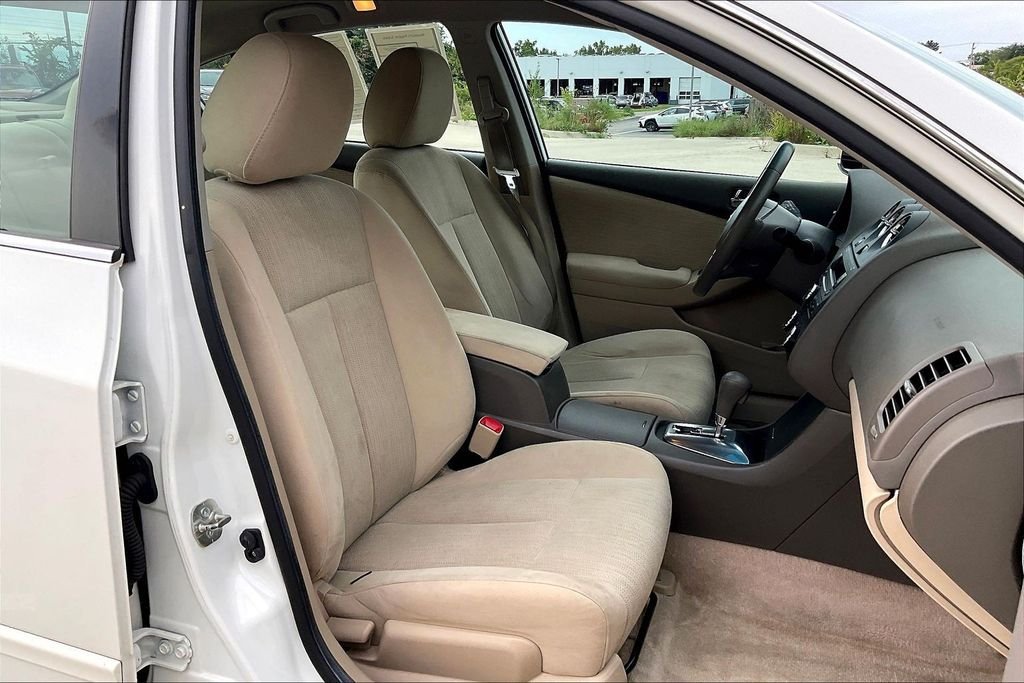 Used 2012 White Nissan 2.5 S image 5