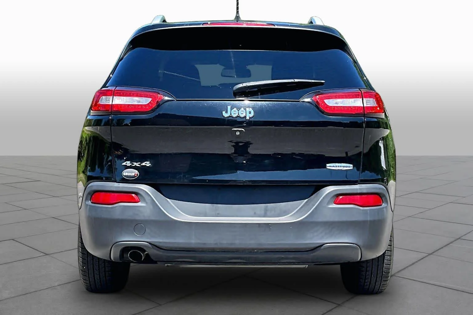 Used 2018 Diamond Black Crystal Pearlcoat Jeep Latitude Plus image 5