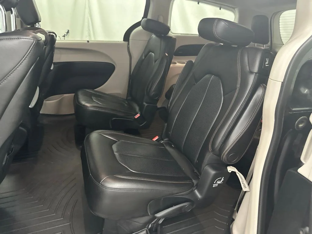 Used 2018 Gray Chrysler Touring L Plus image 23