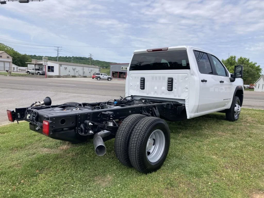 New 2026 Summit White GMC Pro image 4