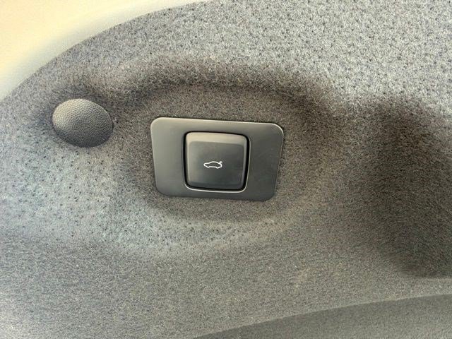 Used 2017 Ingot Silver Lincoln Reserve image 17