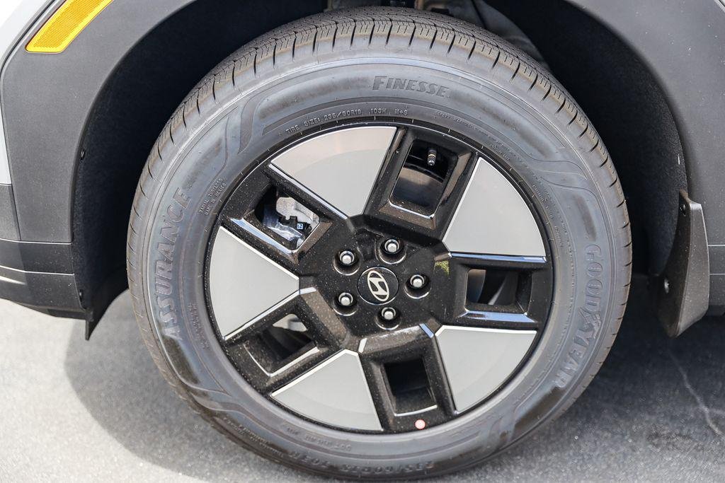New 2026 Shimmering Silver Hyundai SEL image 9