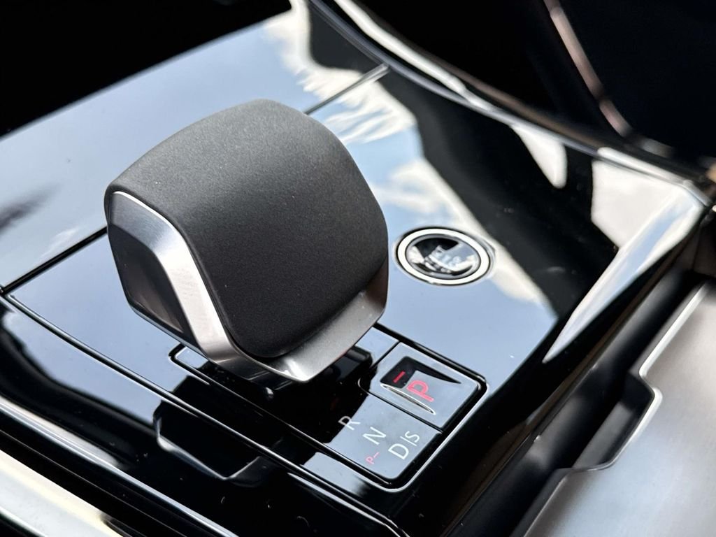 New 2026 Ostuni Pearl White Land Rover Dynamic SE image 5
