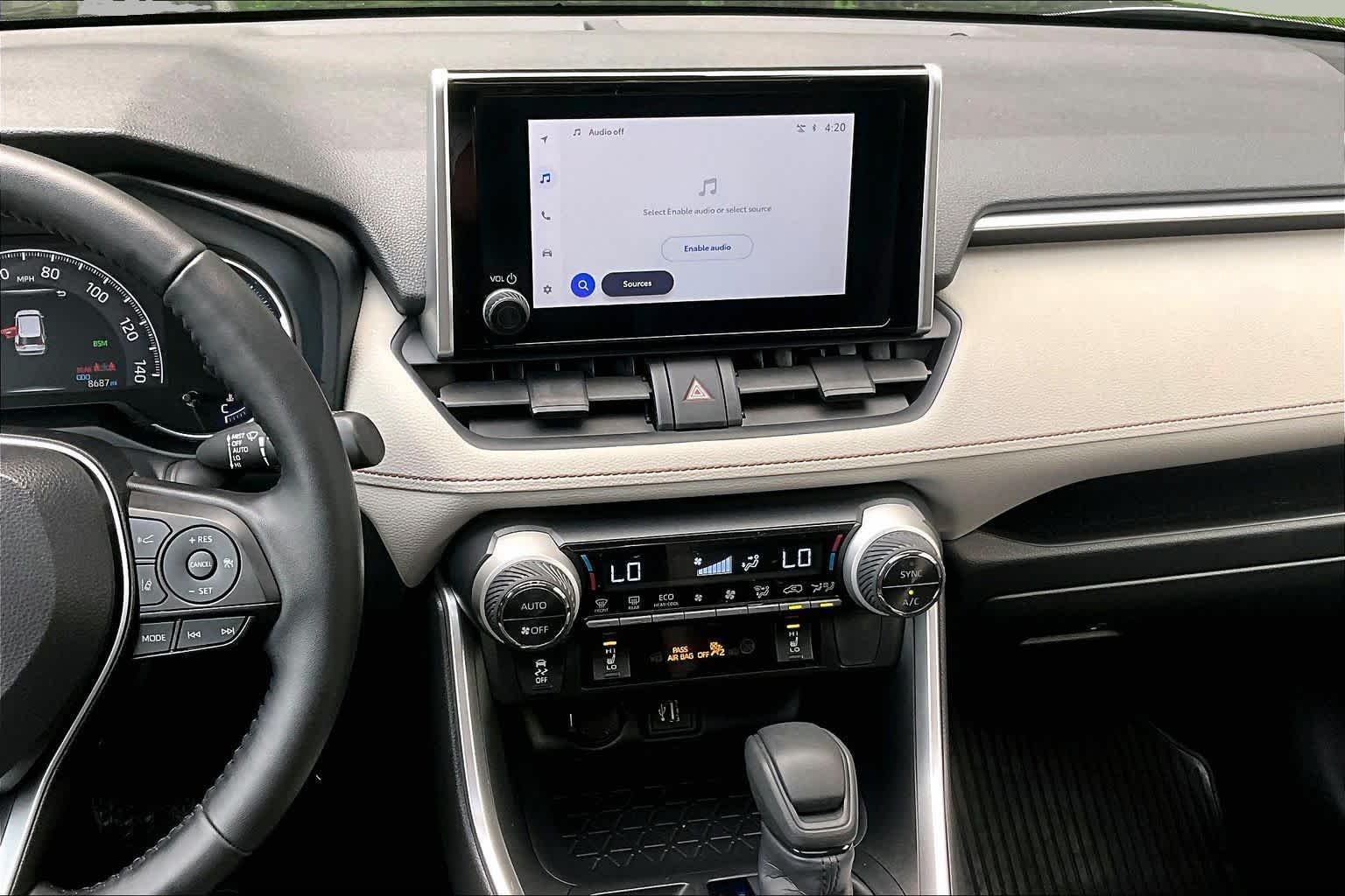 2025 Toyota RAV4 XLE - Photo 7