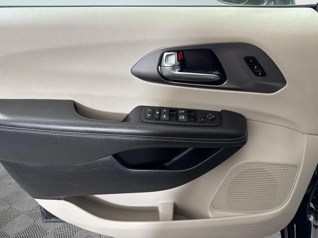 Used 2024 Black Chrysler Touring L image 19