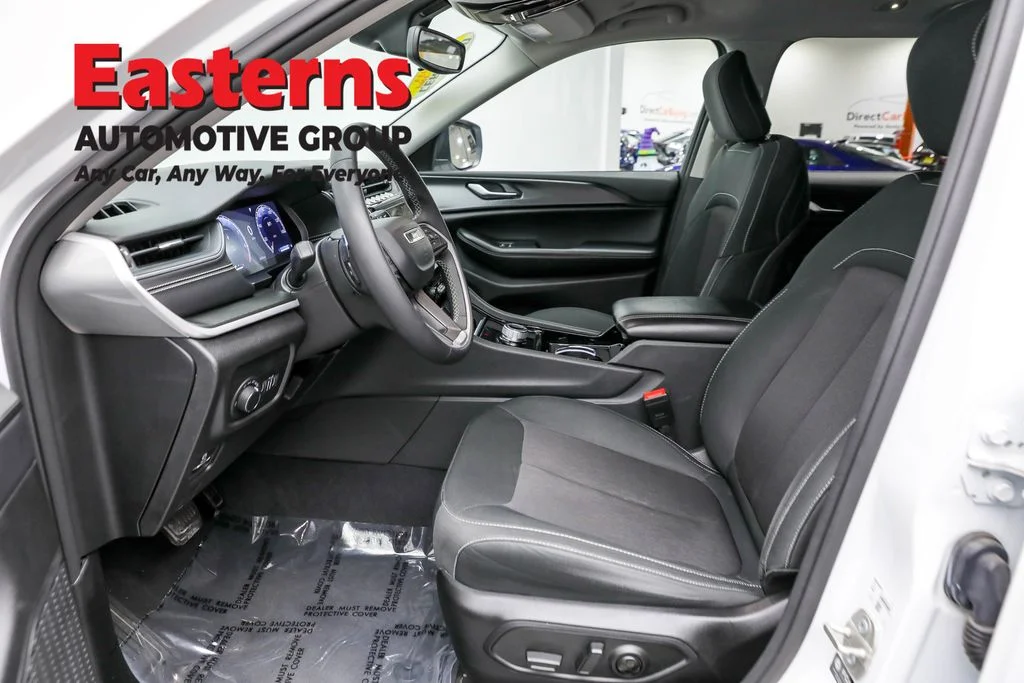 Used 2023 White Jeep Laredo image 14
