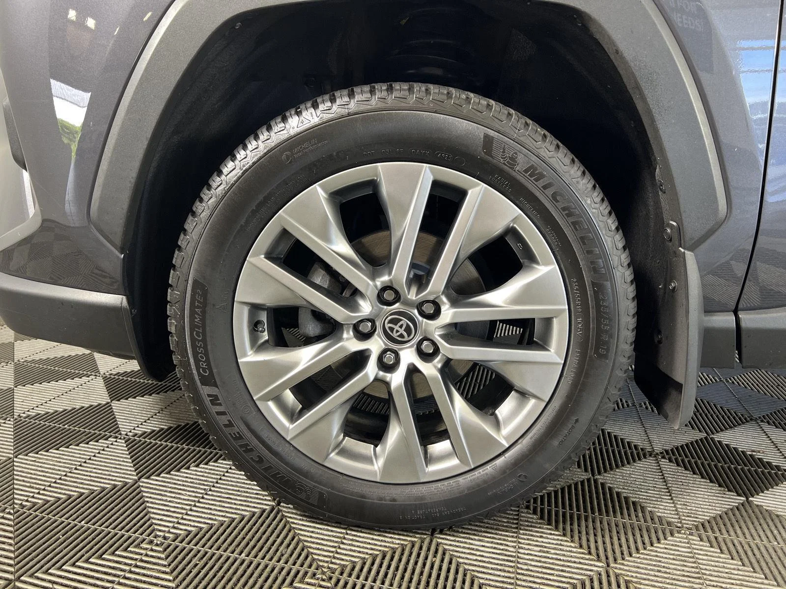 Used 2022 Magnetic Gray Metallic Toyota XLE Premium image 29