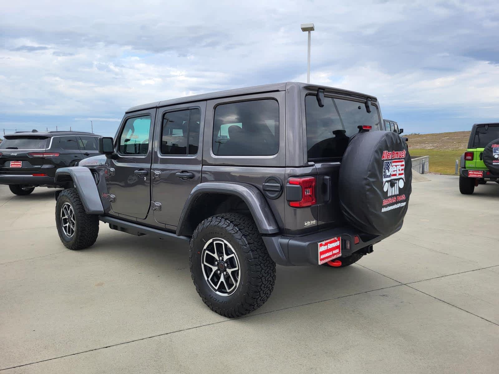 New 2026 Granite Crystal Metallic Clear-Coat Exterior Paint Jeep Rubicon image 3