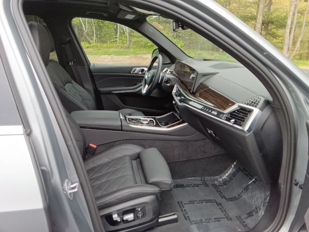 Used 2026 Skyscraper Grey Metallic BMW xDrive40i image 23