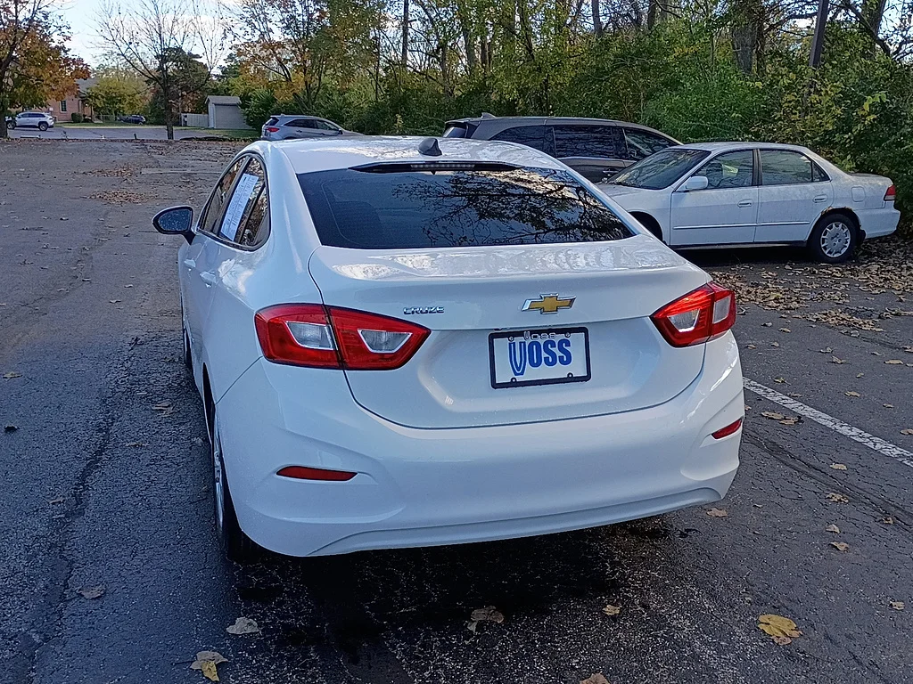 2018 Chevrolet Cruze LS Auto, photo 5 of 12