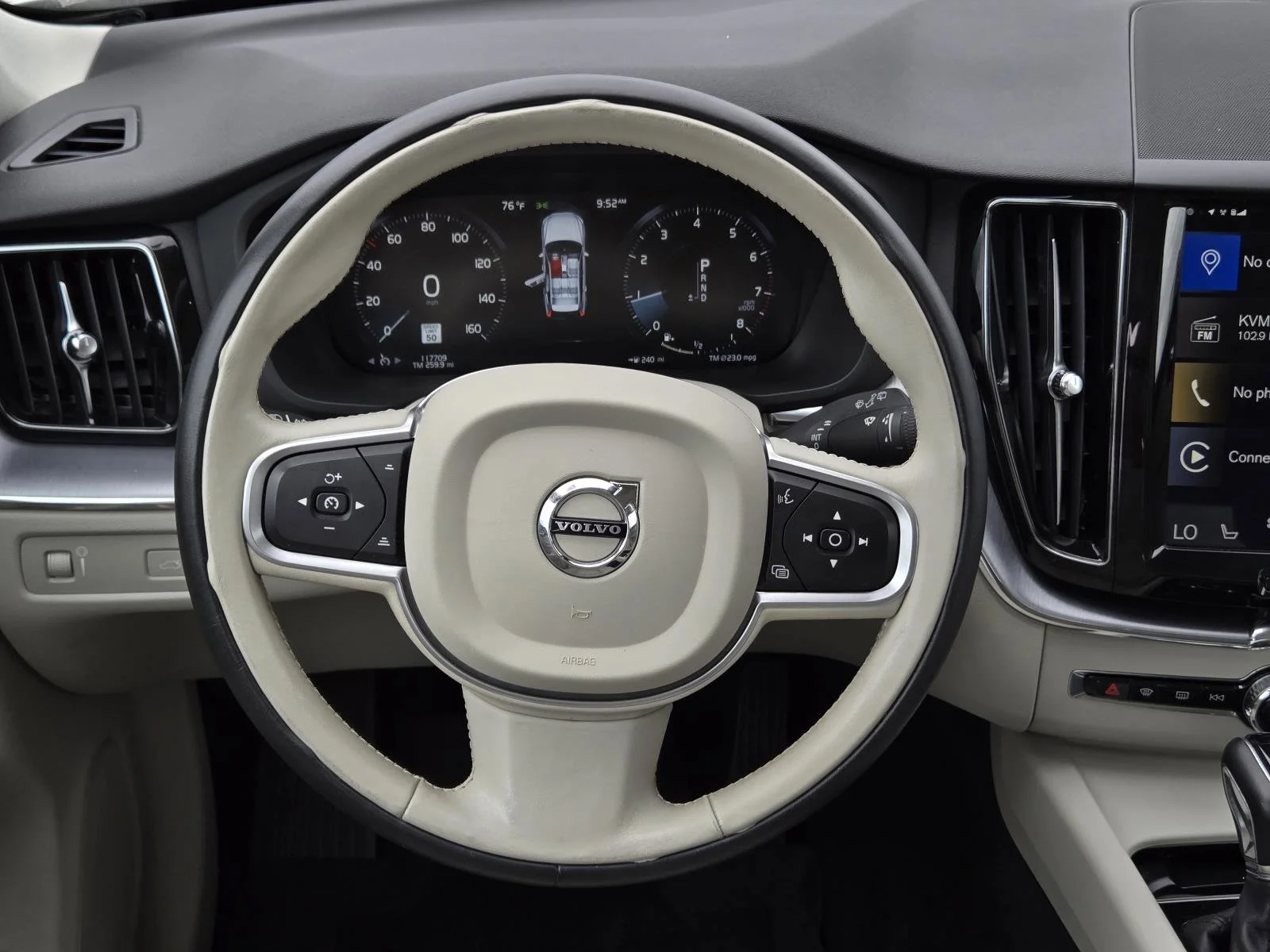 Used 2020 Crystal White Volvo Momentum image 36