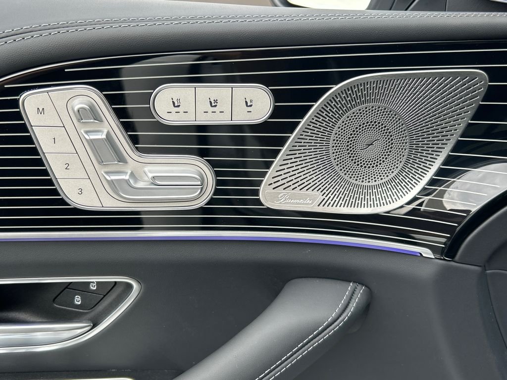 New 2026 MANUFAKTUR Moonlight White Metallic Mercedes-Benz Maybach GLS 600 image 10