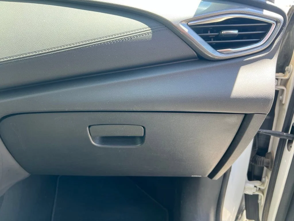 Used 2022 Summit White Buick Select image 26