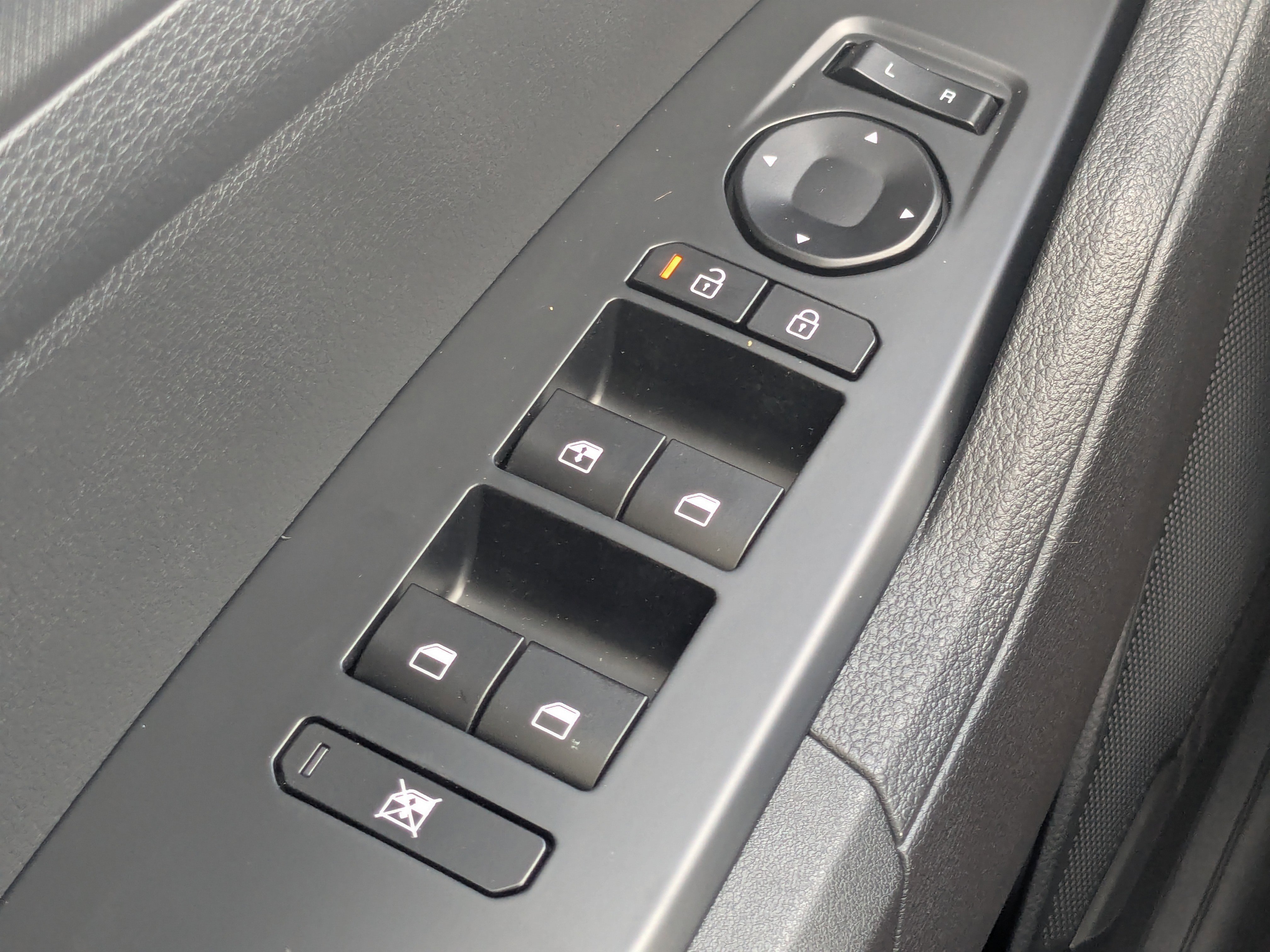 New 2026 Snow White Pearl Kia LX image 28