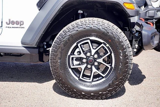 New 2026 Bright White Clear-Coat Exterior Paint Jeep Rubicon image 8