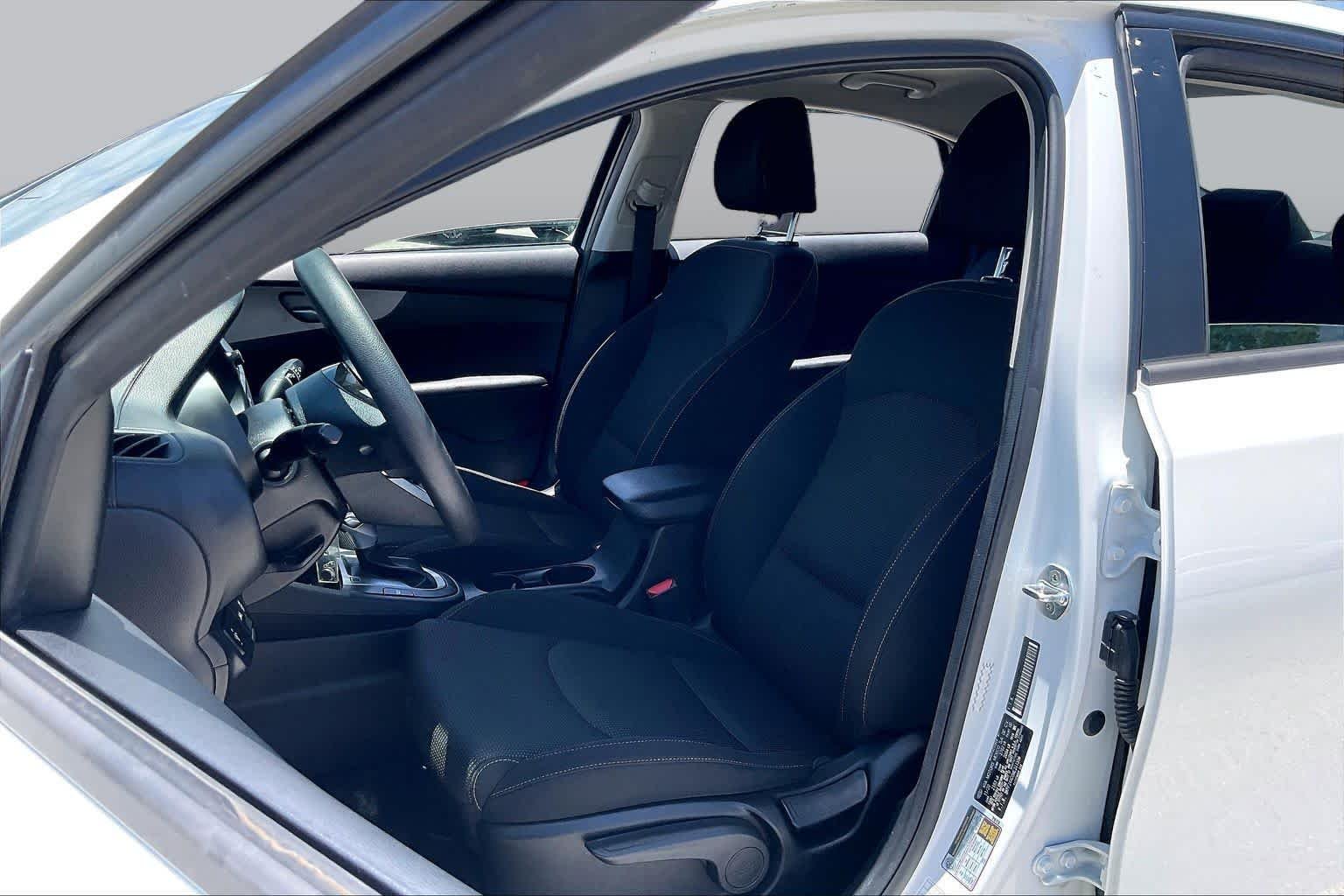 Used 2021 Clear White Kia LXS image 8