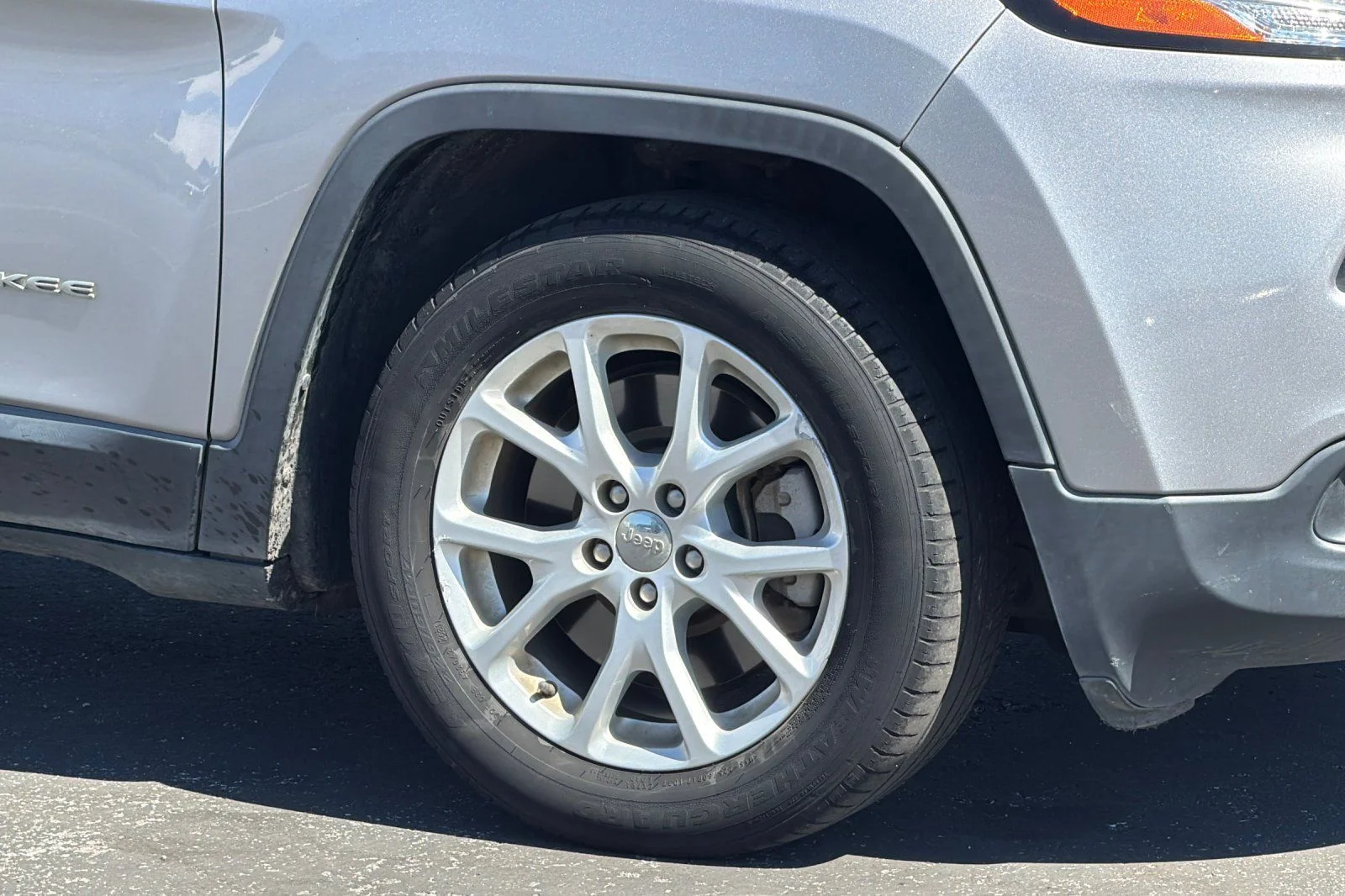 Used 2018 Silver Jeep Latitude image 28