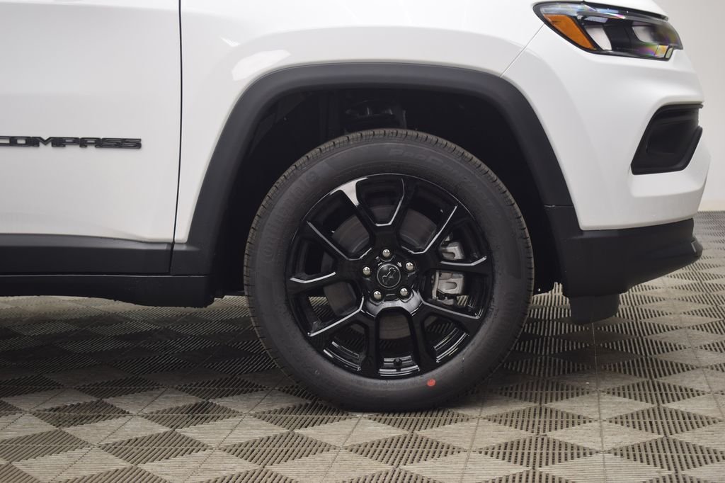 New 2026 Bright White Clear-Coat Exterior Paint Jeep Latitude image 7