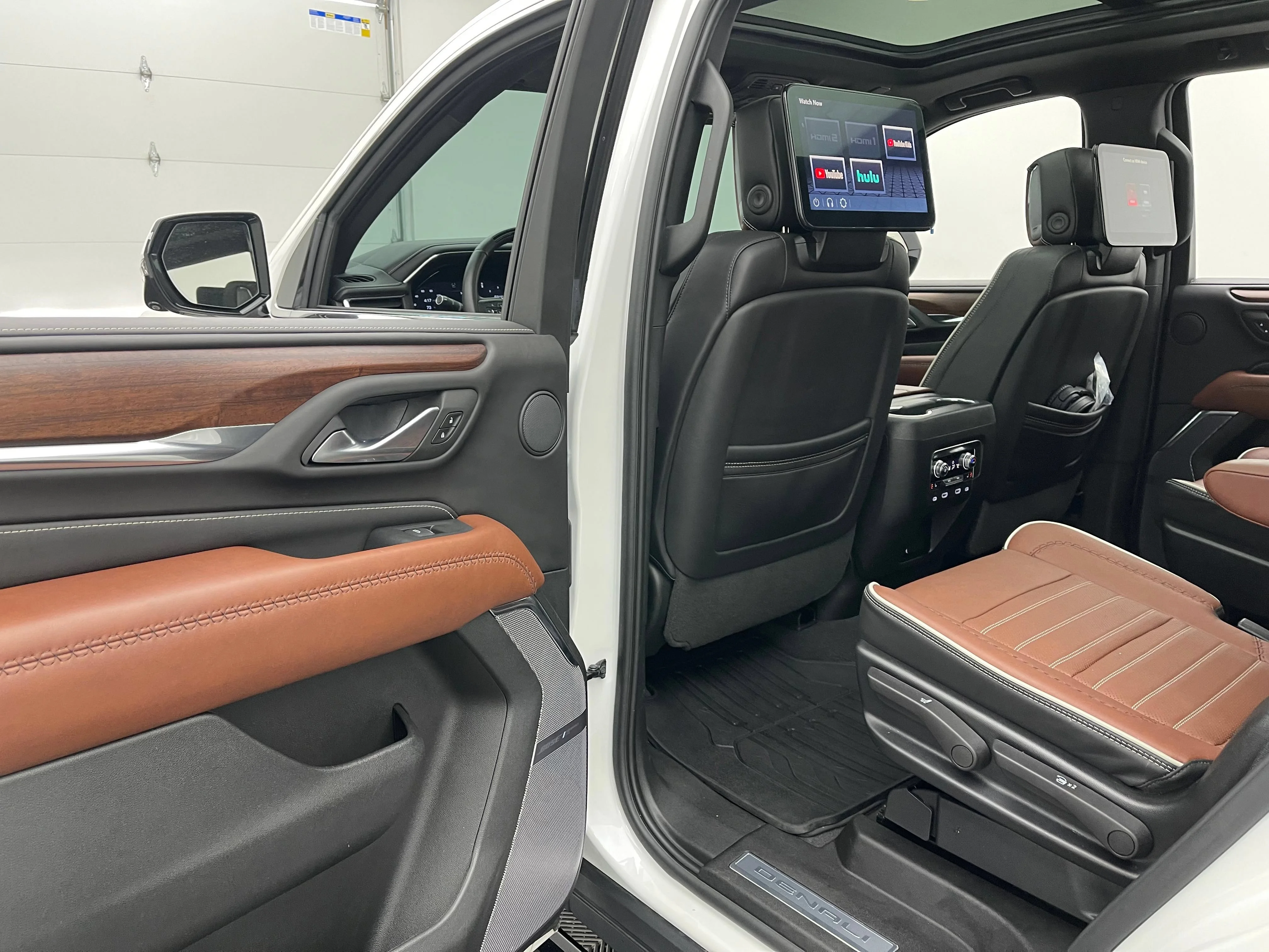 Used 2024 White Frost Tricoat GMC Denali Ultimate image 48