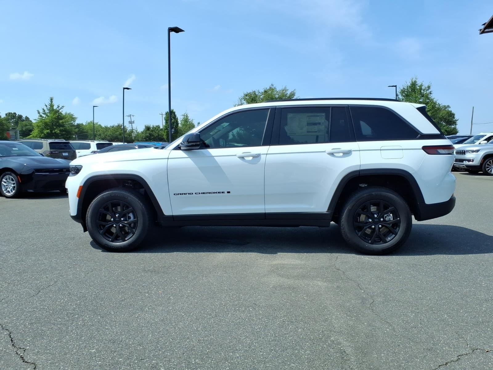 New 2026 Bright White Clear-Coat Exterior Paint Jeep Laredo Altitude image 3