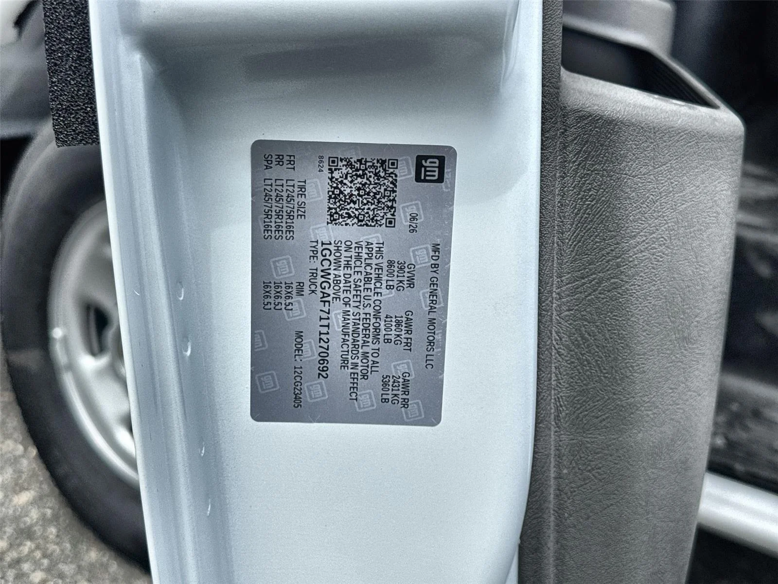 New 2026 Summit White Chevrolet 1WT image 30