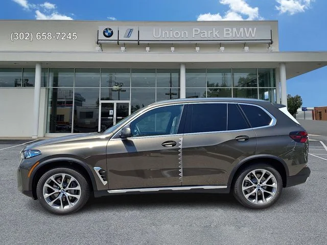 New 2026 Manhattan Green Metallic BMW xDrive40i image 7