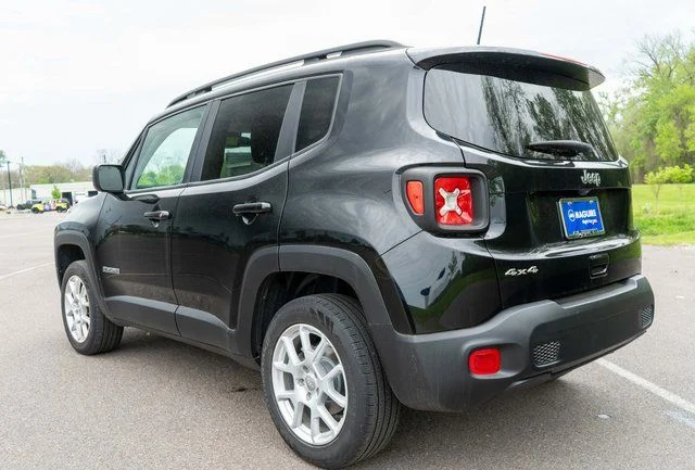 Used 2023 Black Jeep Latitude image 8