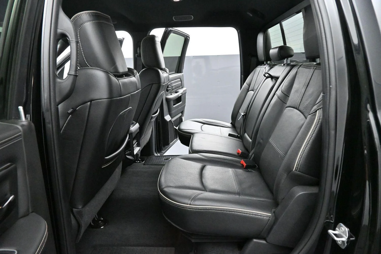 Used 2022 Diamond Black Crystal Pearlcoat Ram Limited image 29