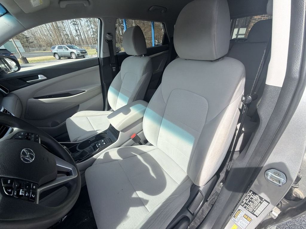 Used 2020 Silver Hyundai SE image 19