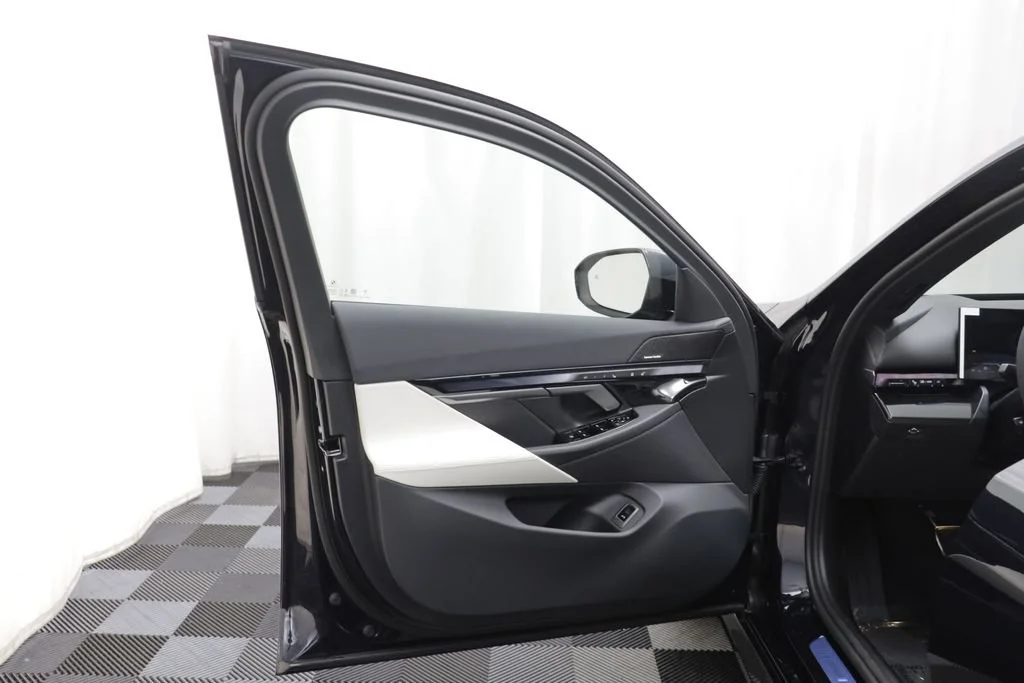 New 2027 CARBON BLACK BMW 530i xDrive image 5