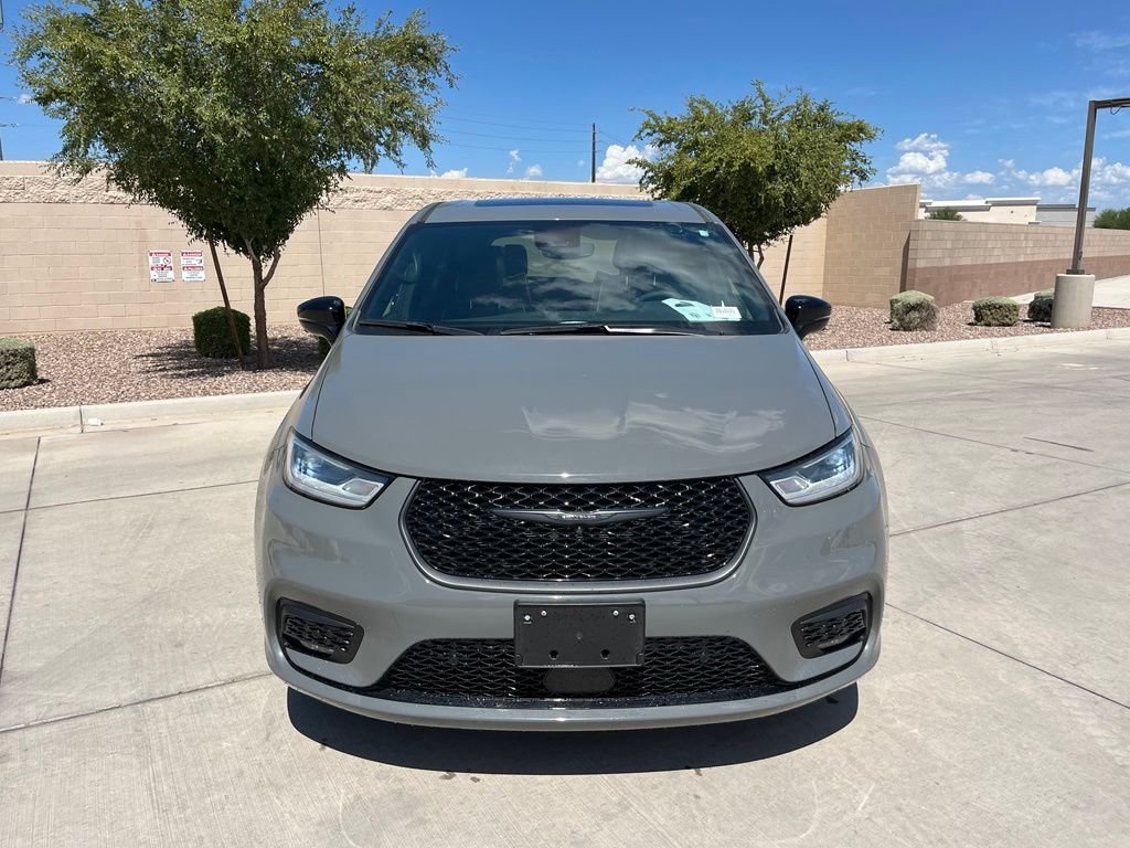 Used 2023 Gray Chrysler Limited image 4