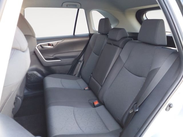 2025 Toyota RAV4 XLE - Photo 13