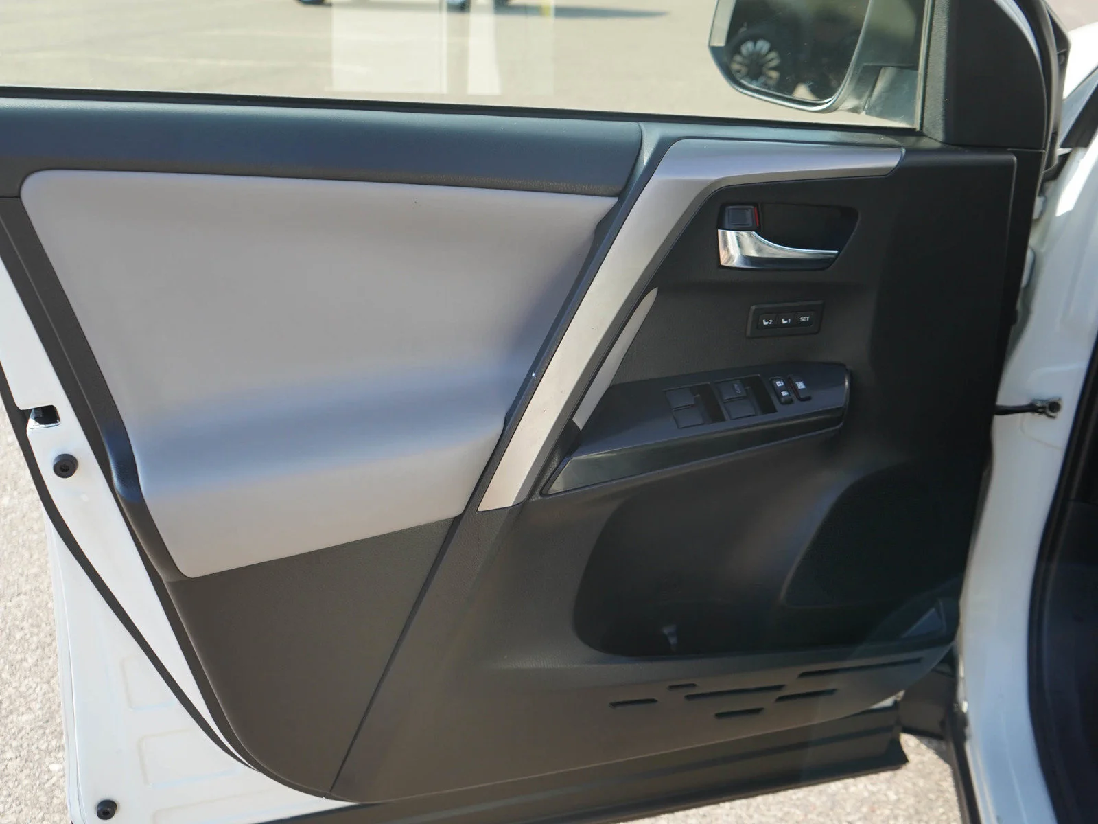 Used 2018 White Toyota 4D WAGON HYBRID LIMITED image 21