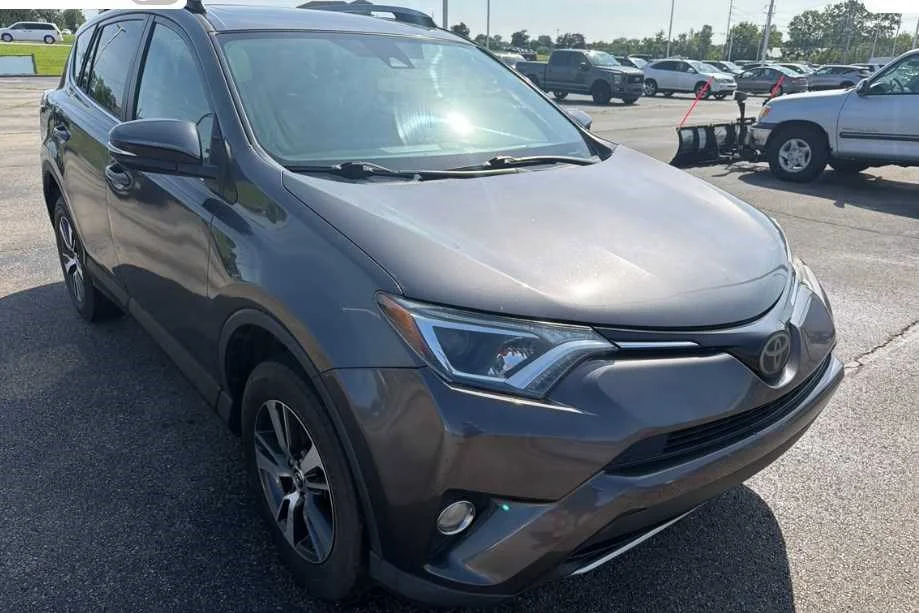 Used 2018 Magnetic Gray Metallic Toyota XLE image 3