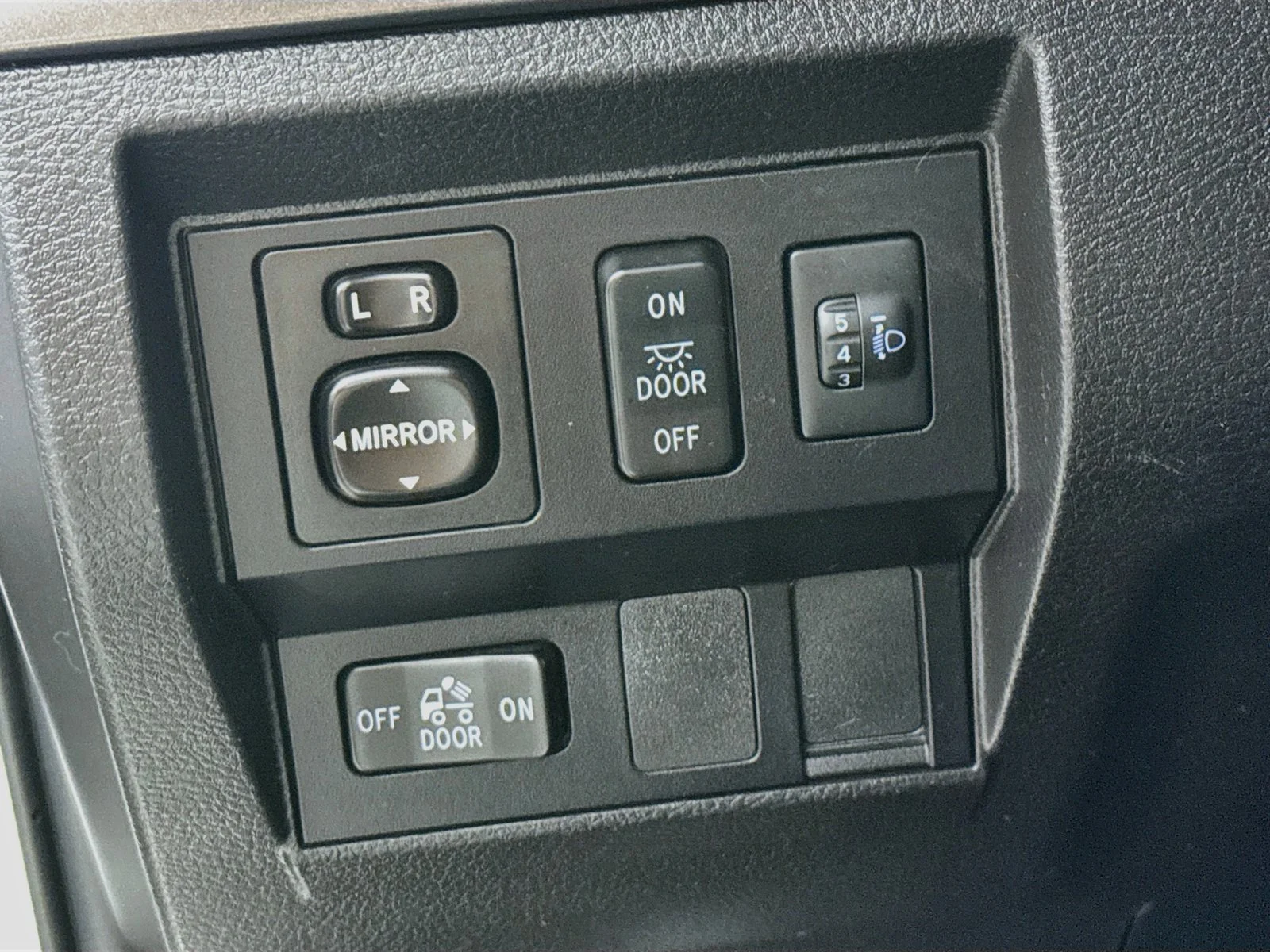 Used 2016 White Toyota SR5 image 10