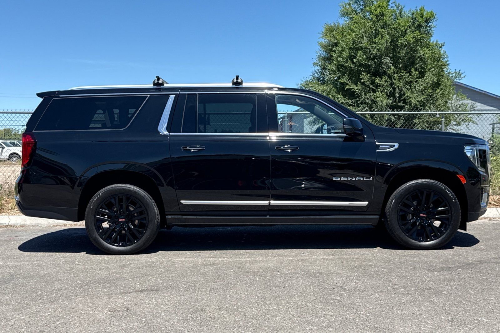 Used 2023  GMC Denali image 3