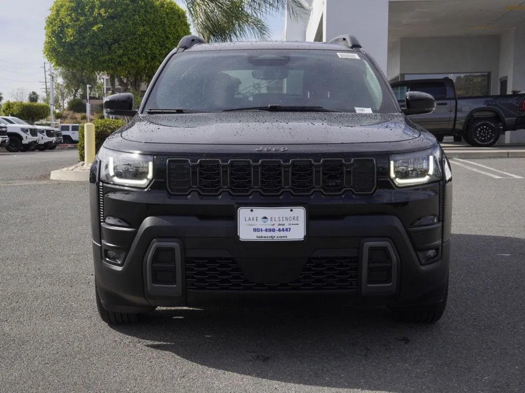 New 2026 Diamond Black Crystal Pearl-Coat Exterior Paint Jeep Limited image 8