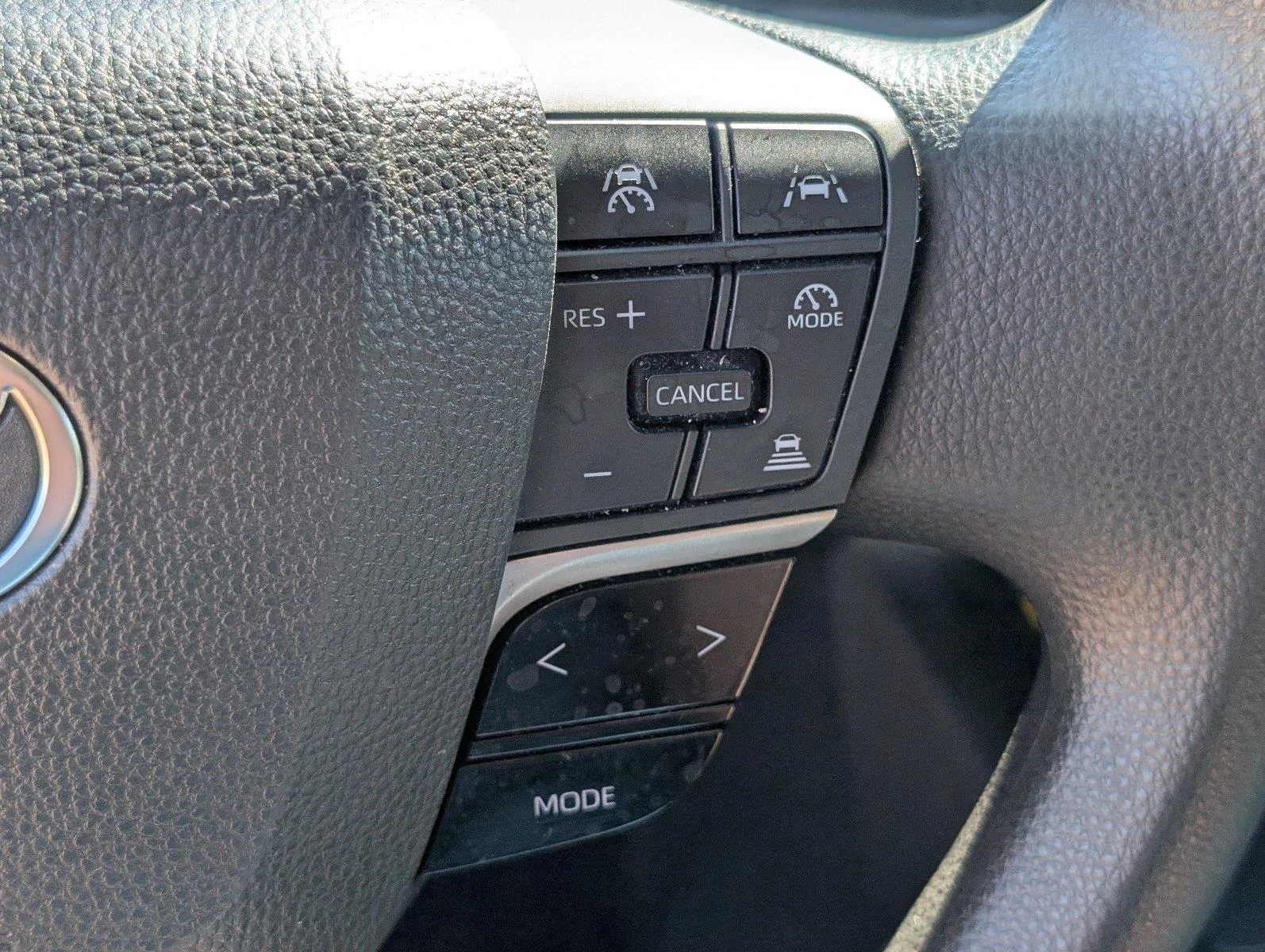 Used 2025 Ice Cap Toyota LE image 29