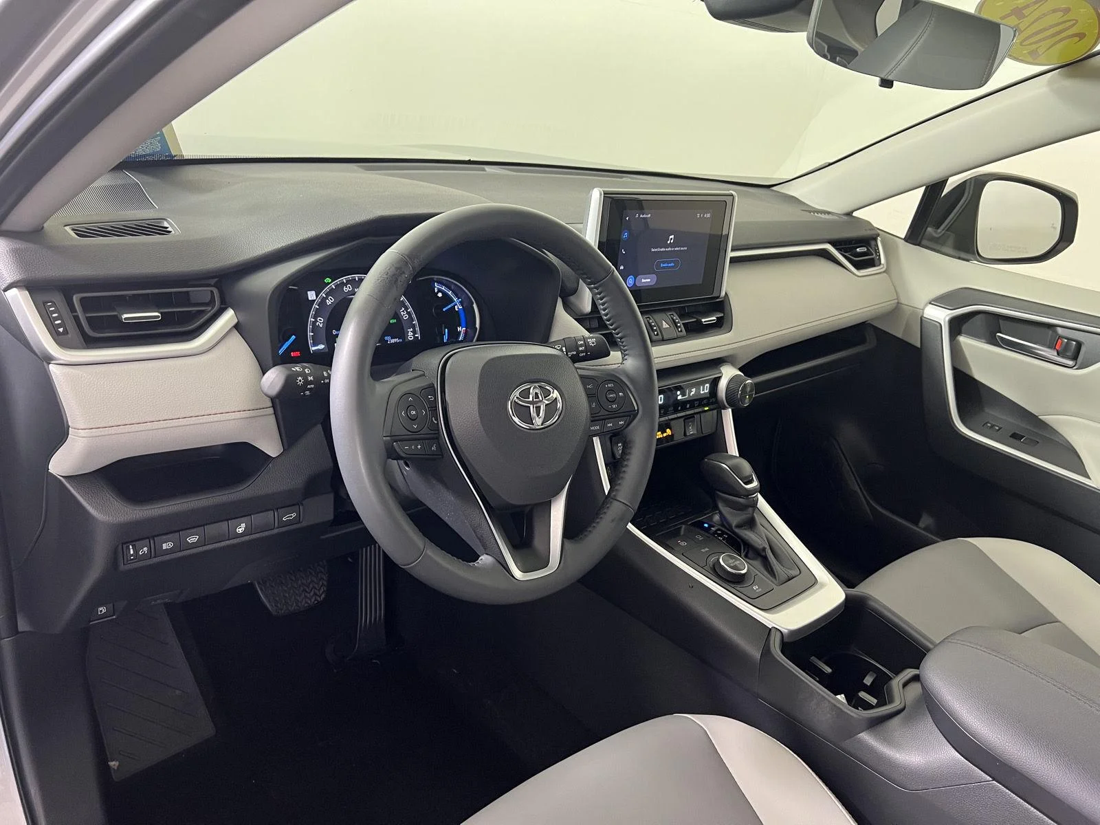 Used 2024 Silver Sky Metallic Toyota XLE Premium image 10