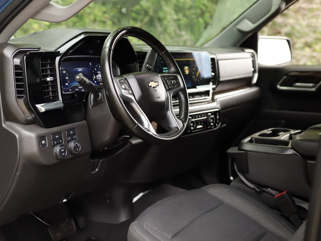 Used 2024 Lakeshore Blue Metallic Chevrolet LT (2FL) image 9