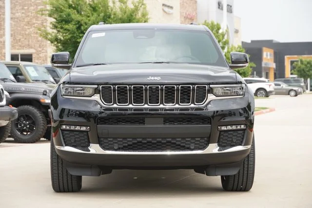 New 2025 Diamond Black Crystal Pearl-Coat Exterior Paint Jeep Limited image 2