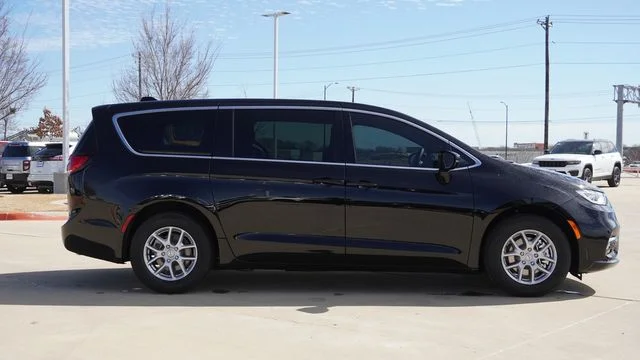 New 2026 Diamond Black Crystal Pearl-Coat Exterior Paint Chrysler Select image 10
