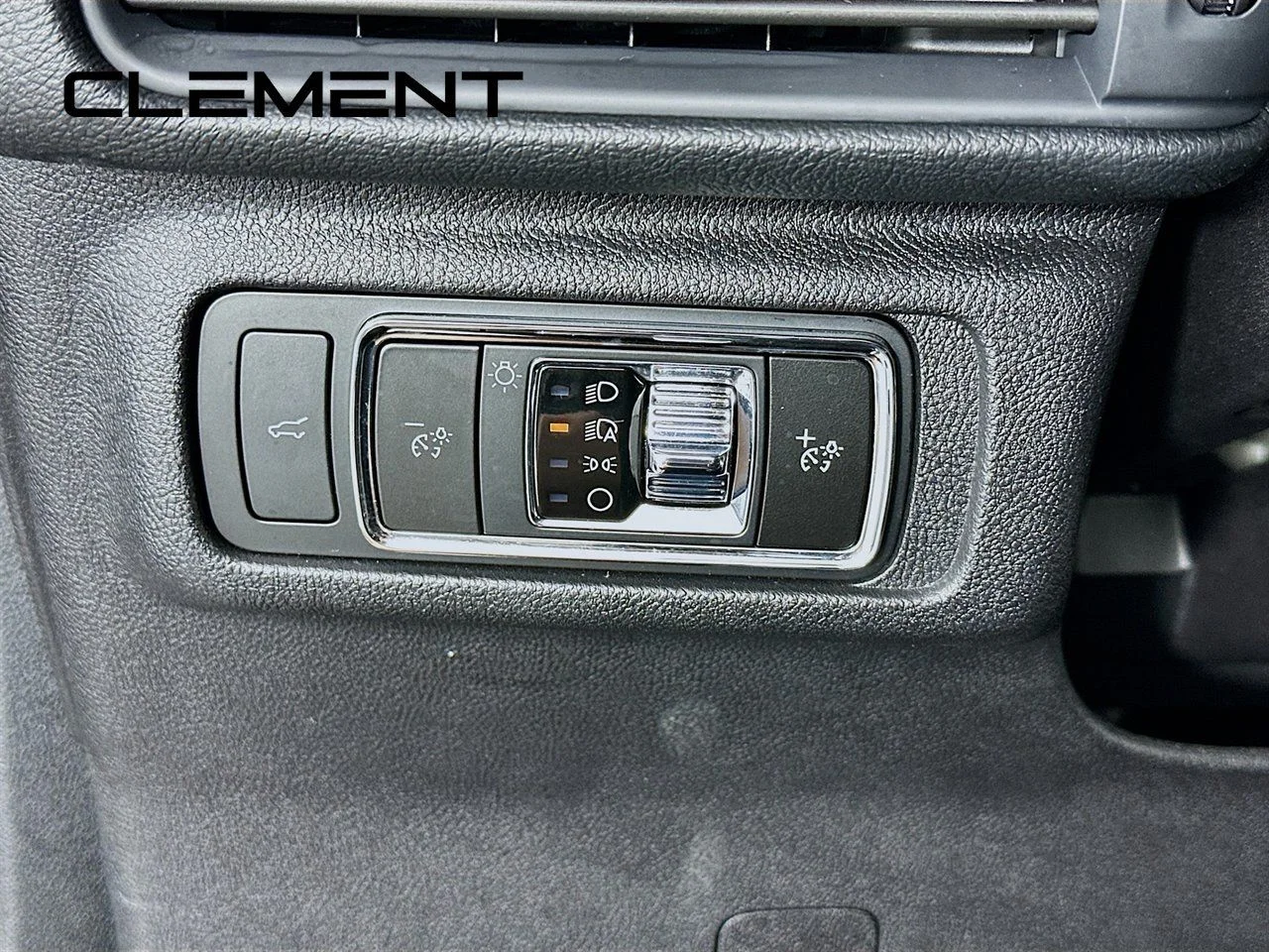 Used 2025 Black Metallic Lincoln Premiere image 14