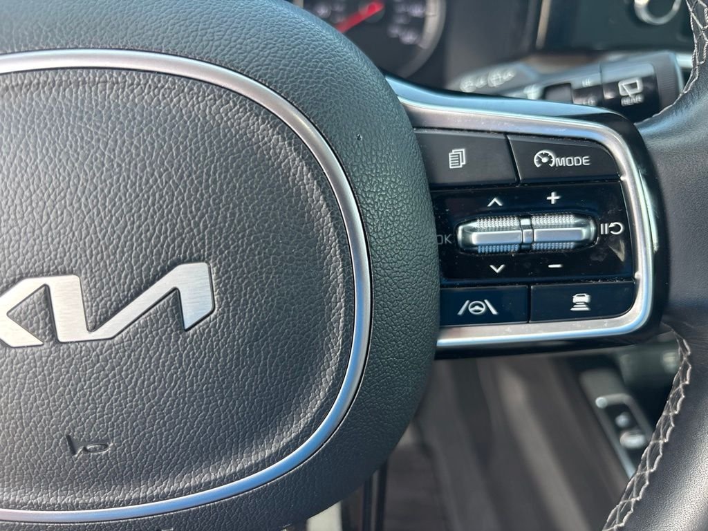 Used 2023 White Kia X-Line EX image 17