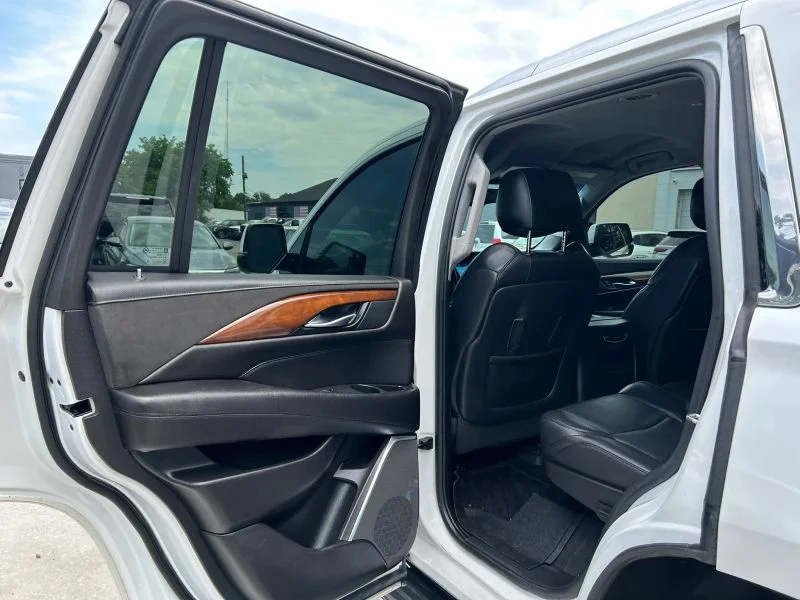 Used 2019 White Cadillac Sport Utility 4D image 37