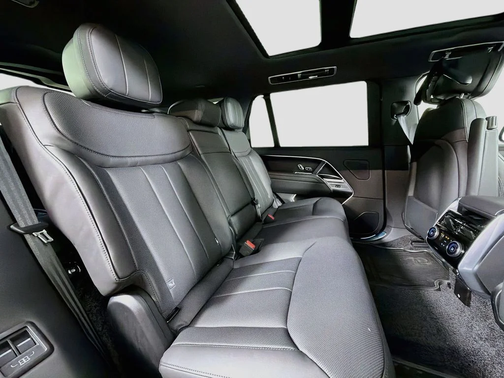 New 2026 Santorini Black Land Rover SE 7 Seats image 29